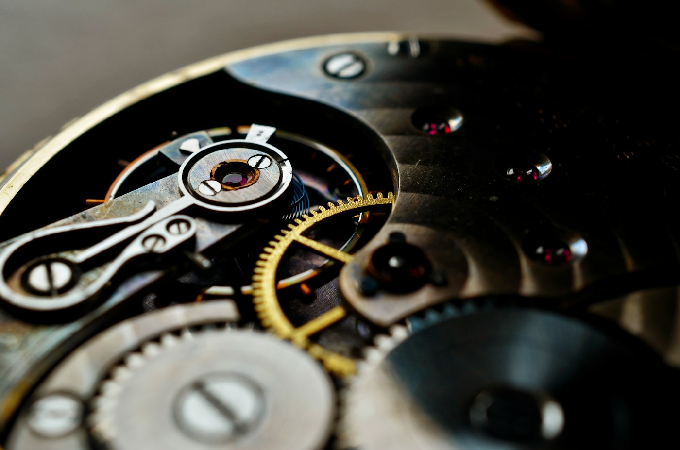 Gros plan sur le mouvement mécanique d'une montre